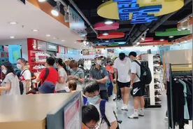 香港人这么喜欢买波鞋吗？店铺全场8折难怪人山人海呢！真便宜啊视频封面