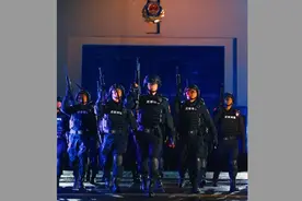 非原创，快手转载的@朱铁雄 这是原创！致敬警察叔叔，人民英雄视频封面