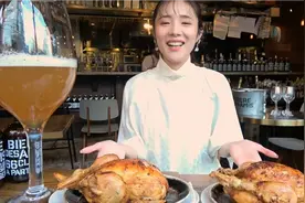 6瓶精酿啤酒喝和两只大烧鸡，日本美少女的一顿净要吃这么多。视频封面