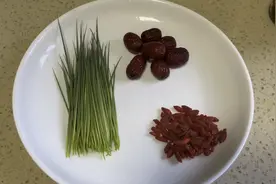 嫩竹叶心煮水喝太厉害了，小时候母亲常拿它煮水给我喝好处太多了