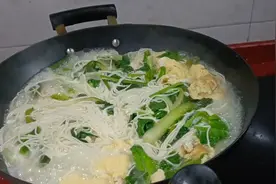 三个鸡蛋，一把青菜，鸡蛋青菜面条就是这晚的晚餐。视频封面