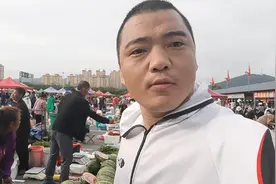 起大早去早市买糖宝，东北蝲蛄六十元一斤林蛙130?有你认识的吗视频封面