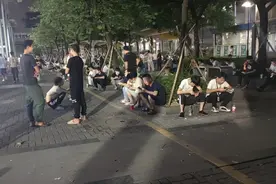 带大家看看晚上8点钟的富士康的吸烟区，都在低着头看手机。视频封面