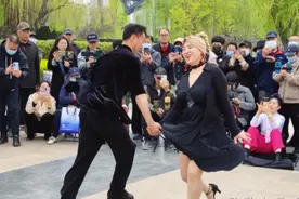 广场舞大妈也喜欢和帅小伙一起跳舞，就是这么开心！视频封面