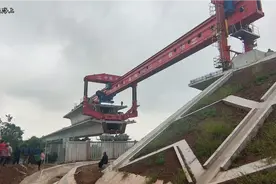 运梁车上的790吨高铁箱梁，怎么实现卸车架梁，这个视频给你答案