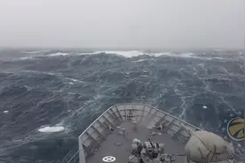 驱逐舰和航空母舰在波涛汹涌的海面上，伴随着可怕的海浪和风暴！
