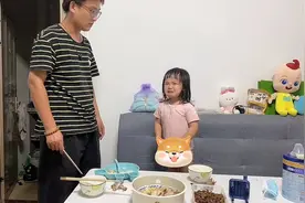 甜甜在饭桌上犯错了 气的她爸爸动手打她 委屈的哭了让人心疼视频封面