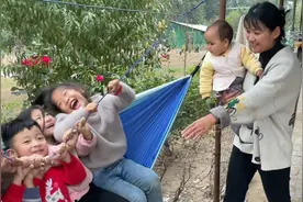 家里来一群小朋友，城宝自来熟玩的很开心，童年快乐就是这么简单视频封面