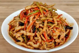 “鱼香肉丝”怎么炒好吃，大厨教你正宗做法步骤详细，酸甜爽口