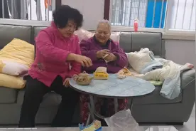 陪妈妈喝喝下午茶，侃侃日常生活的话题，回忆妈妈年轻时代的往事视频封面