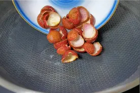 荔枝皮不要扔了，放锅里煮一煮解决了很多人的大烦恼，省钱又实用视频封面