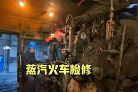 蒸汽火车在库房检修，工人们正在忙碌着，完毕后缓慢开出库外视频封面