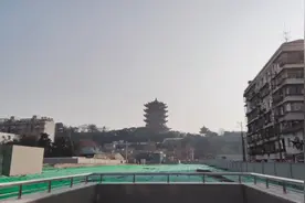 以前从青山到黄鹤楼打的得40，50，现在5号线开通了，就坐地铁4元