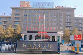 这就是当年乌鲁木齐最高建筑 八楼见证了城市发展和门前二路汽车