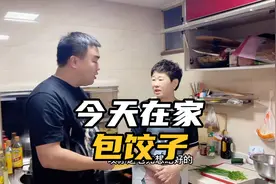 韭菜肉饺子，一顿吃了一百个，不够吃，蘸着辣椒配着大蒜，得劲！