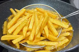 炸薯条时用淀粉是外行，教你炸鸡店绝招，酥脆可口凉了不回软，香