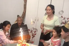 30岁小伙过生日，姐姐买蛋糕，老婆做一桌菜，2闺女送祝福，幸福视频封面