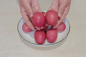 你吃过红鸡蛋吗，结婚生孩子用的红鸡蛋到底是什么染红的，有毒吗视频封面