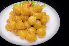 酸酸甜甜、丝长不断的拔丝葡萄挂糊可有讲究，特制挂糊配比全公开