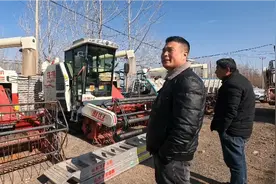临沂全国最大二手农机市场，收割机真不少，看看有啥型号？视频封面