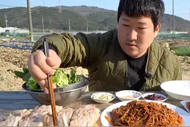 白水煮五花肉配冷面，解腻又解馋。视频封面