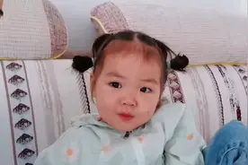 2岁半女儿为了让妈妈调电视，刚硬的性格说软就软，变化太快了吧视频封面