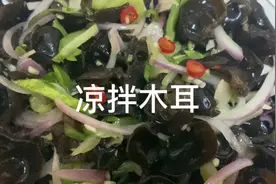 凉拌木耳加入黄瓜青脆爽口，是一道不错的减脂菜，夏天可以常吃