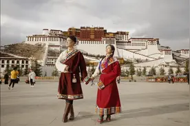 研究生情侣在拉萨拍藏装，半路被一个藏族女孩拦住非要和情侣拍照视频封面