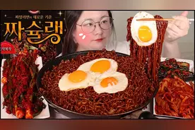 大口吃黏糊糊炸酱面配上煎蛋和爽口小泡菜，一口下去太满足啦!!!!视频封面