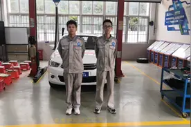 举升机安全规范操作（成都汽车职校汽车实训中心 张老师）视频封面