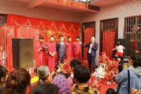 四十三岁就当婆婆了，看着儿子成家立业，喜婆婆流下了幸福的眼泪视频封面