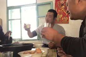母豹子炖豆腐，小鸡炖蘑菇，大早上喝三两，展现真实五常农村生活视频封面