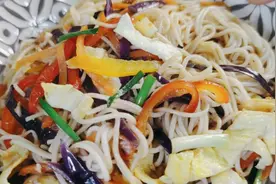 营养搭配的素面，好吃的关键是炒湿面，把技巧分享给你