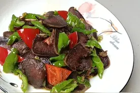 今天萍平爆炒腊猪舌，食材简单，做法简单，咸香又下饭好巴适