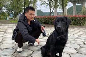 小伙教狗子抽烟，看这表情是什么意思