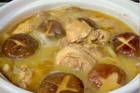鸡肉不要总是红烧着吃了，和我这样做个香菇炖鸡，营养好吃又美味