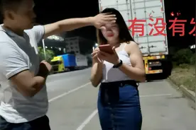 厂妹身体不舒服，40岁小伙半夜送药动真情，曾经初恋还能知多少？视频封面