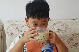 即简单又好喝的珍珠奶茶教程来啦！长按点赞分享给你身边的好友视频封面