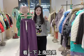 紫色加绒阔腿裤的几种穿搭，搭配黑色小香羽绒服，时尚显瘦有气质