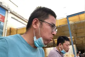 郑州装卸工一天1000块，凌云和大毛10个小时卸了15吨，当天结工资