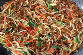 厨师长教你豆芽炒粉条的家常做法，步骤详细，鲜香入味下酒又下饭