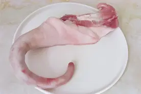 巴戟杜仲猪尾巴汤，腰不好的，男士们多喝这道广东滋补靓汤对肾好