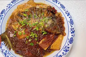 正宗东北特色炖--德莫利炖活鱼，灵魂调味不能少，鱼肉鲜嫩满锅香