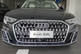 新款奥迪A8哪个颜色好看，我们看看黑色的实车视频封面