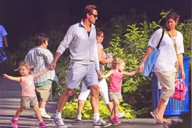 费德勒与父母与妻子米尔卡还有他们的四个孩子们天王生活低。视频封面