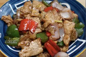 🇲🇾 黑胡椒炒猪肉🐷滑嫩入味，搭配青红辣椒和洋葱味道