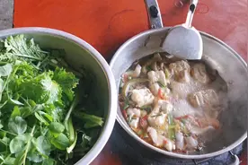 贵州“糟辣椒火锅”，加入土猪肉，秘制灰豆腐，蔬菜，酸辣开胃
