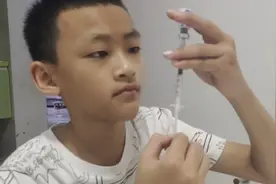 13岁男孩为长高，天天给自己打针，动作如行云流水视频封面