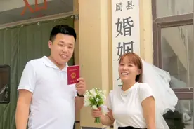 改改和义坤领结婚证，仪式感拉满，鲜花、戒指、小蛋糕，全安排上