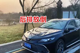 2021款丰田凯美瑞2.5g豪华版空间表现，后排座椅放倒